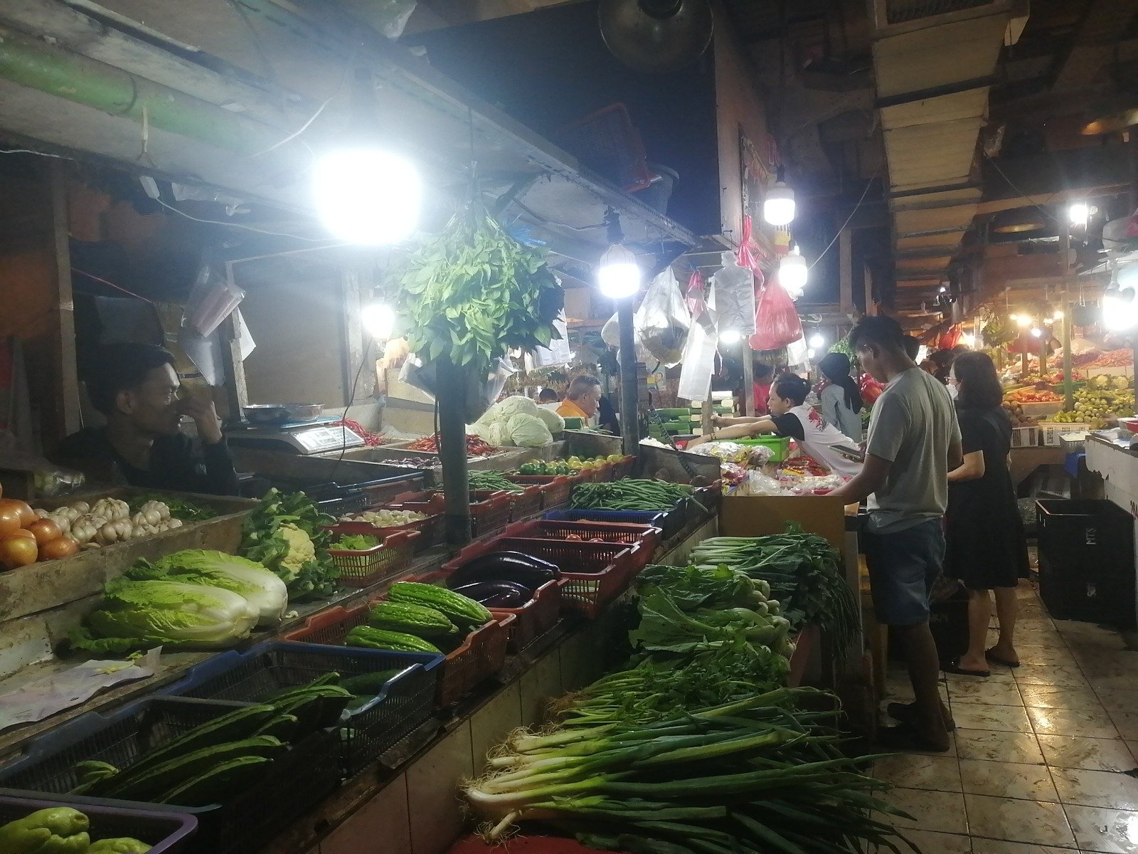 Pedagang sayur di Pasar Senen. (SinPo.id/Tio)