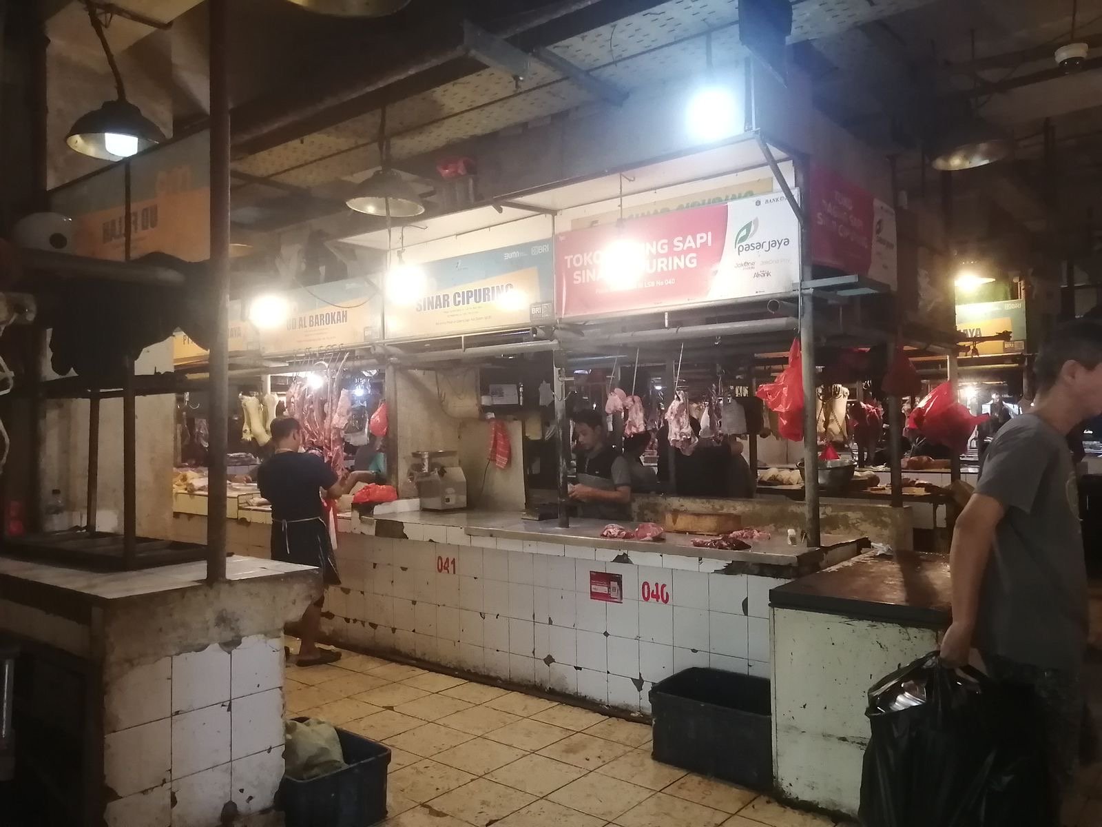 Penjual daging di Pasar Senen. (SinPo.id/Tio)