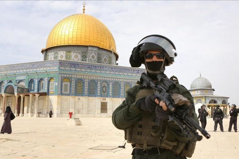 Ilustrasi. Tentara Israel berjaga-jaga di dekat Masjid Kubbah Shakhrah di Kompleks Masjid Al-Aqsha. (SinPo.id/Anadolu)