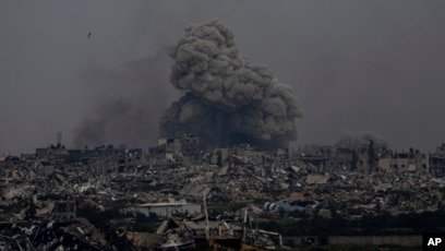 Asap dan ledakan membubung di Jalur Gaza, terlihat dari Israel selatan, 17 Maret 2024 (SinPo.id/VOA)