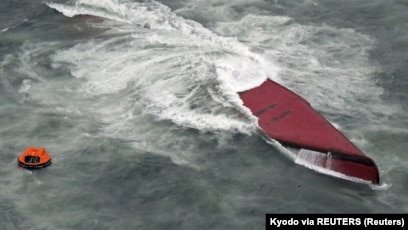 Kapal terbalik (Kyodo via REUTERS)