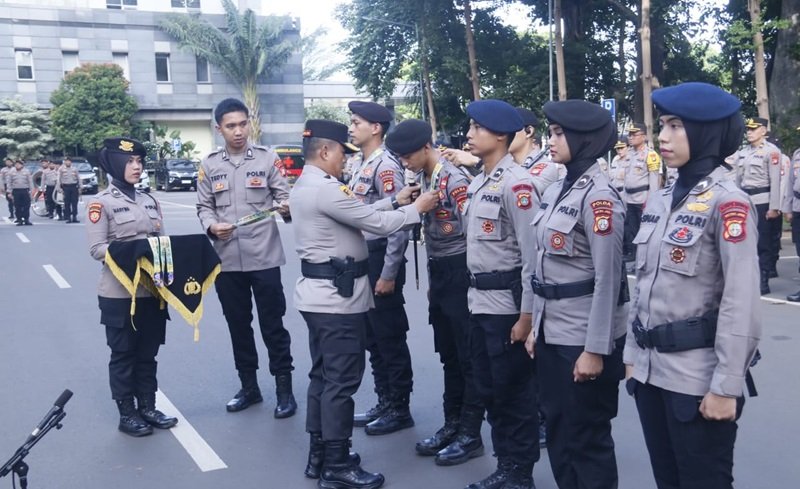 Personel polisi diberi penghargaan (Foto/Mufit)