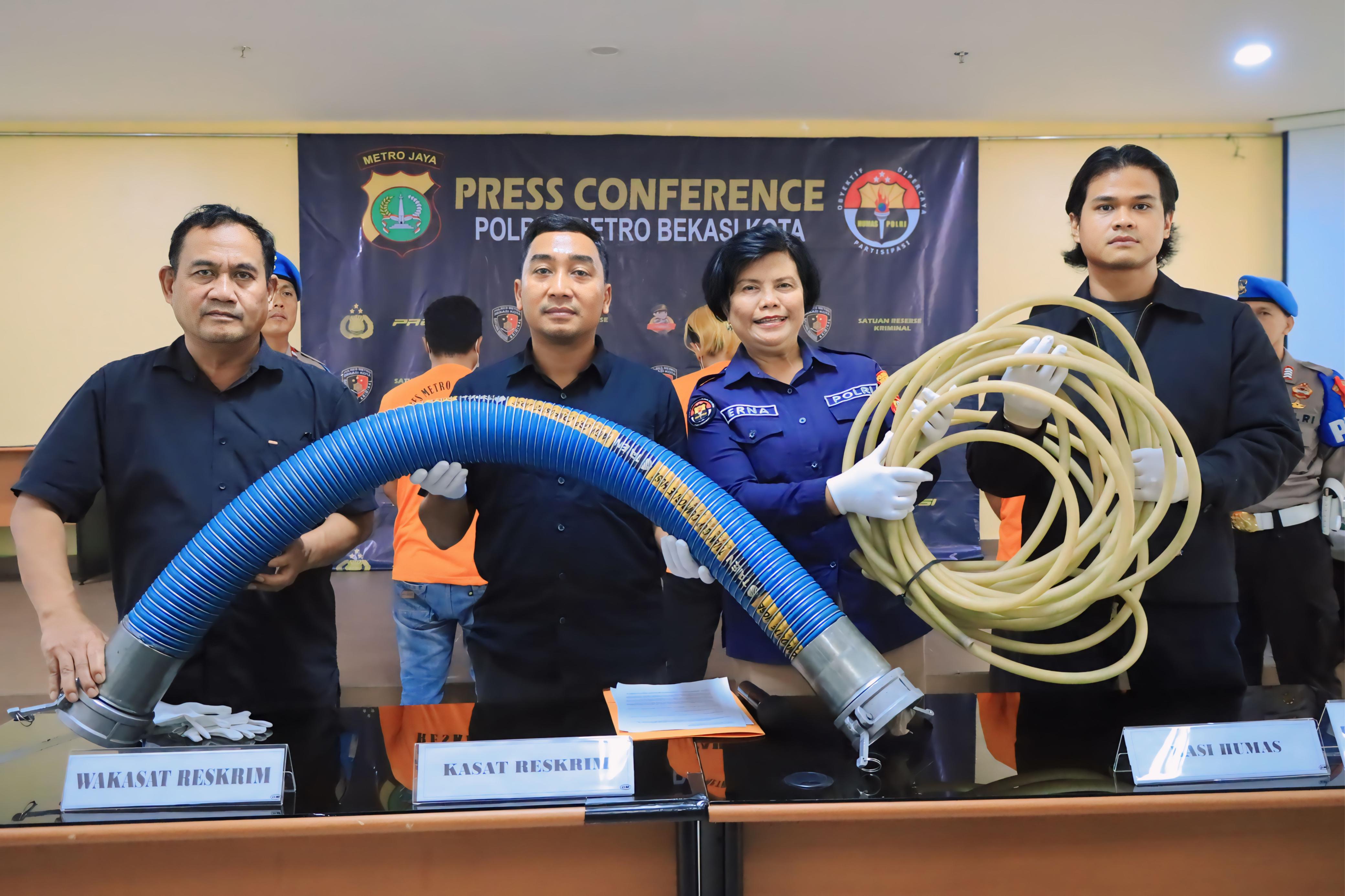 Konferensi pers kasus BBM campur air di Bekasi (SinPo.id/ Humas Polda Metro Jaya)