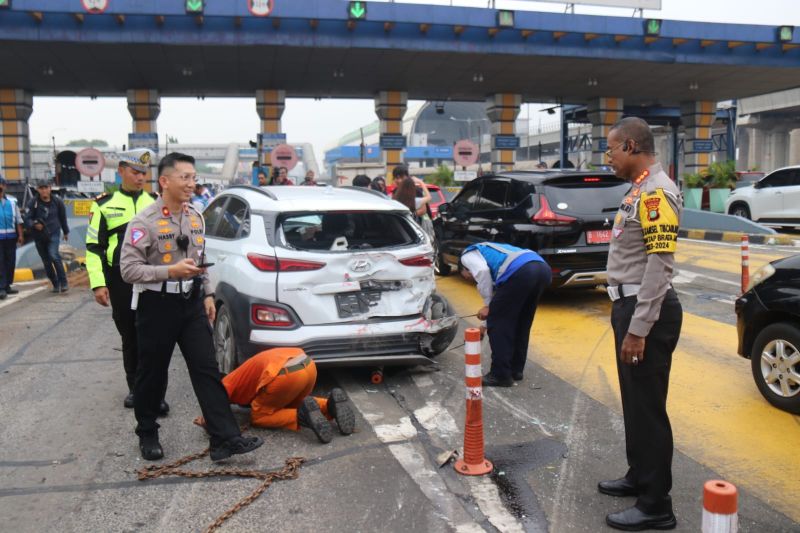 Dirlantas Polda Metro Jaya Kombes Pol Latif Usman (kanan) saat mengecek kecelakaan di Gerbang Tol Halim Utama pada Rabu, 27 Maret 2024. (SinPo.id/Direktorat Lalu Lintas Polda Metro Jaya)