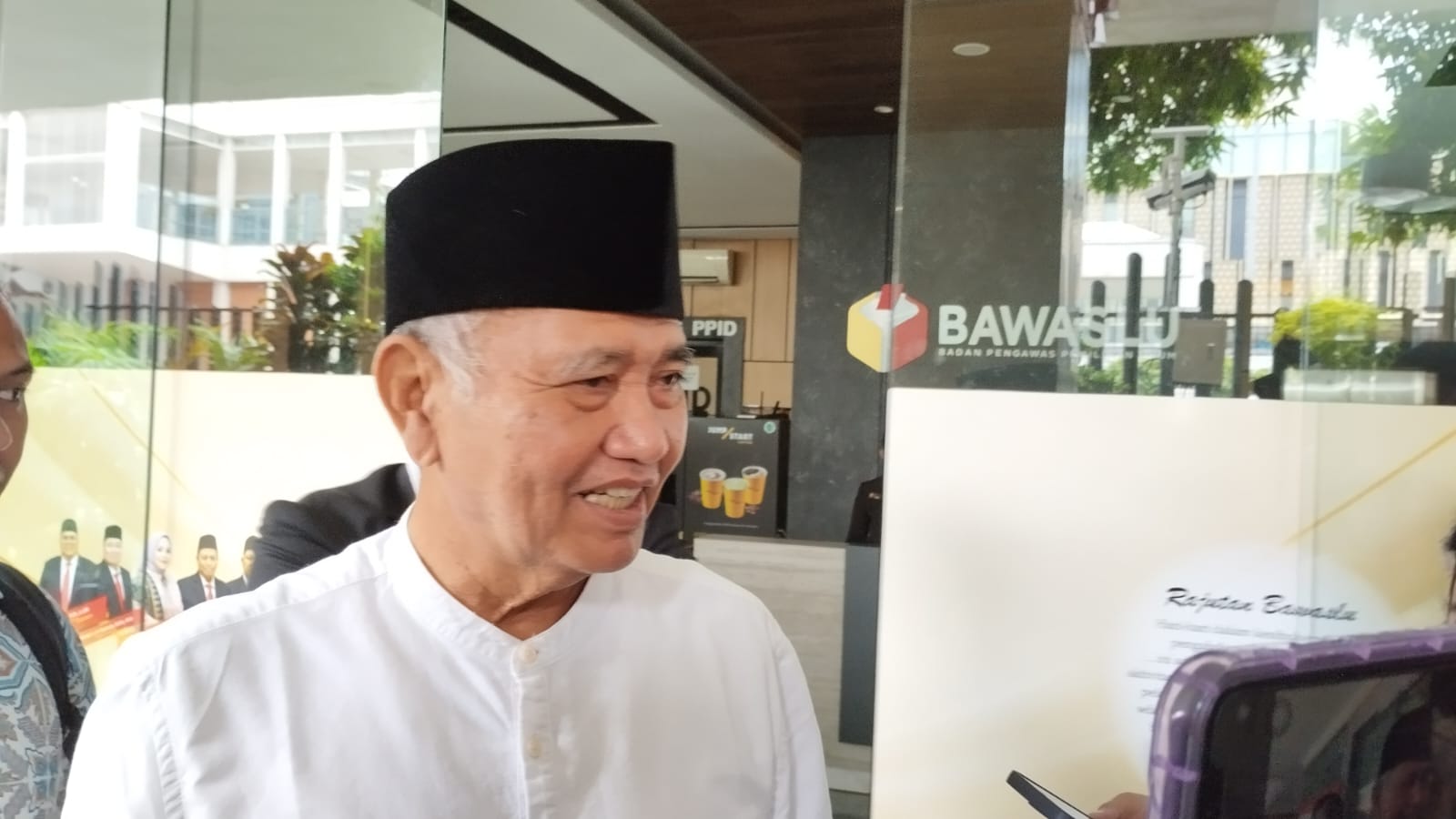 Mantan Ketua KPK Agus Rahardjo di Kantor Bawaslu RI (SinPo.id/Tio Pirnando)
