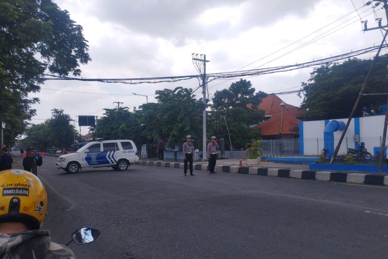 Situasi di depan Kantor Subdensi Pom Detasemen I Kepolisian Daerah Jawa Timur, Surabaya, Jatim. (SinPo.id/Antara)