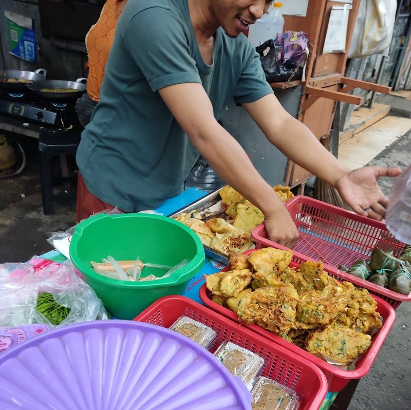 Pedagang takjil sibuk melayani pembeli  (Foto/Ahda)