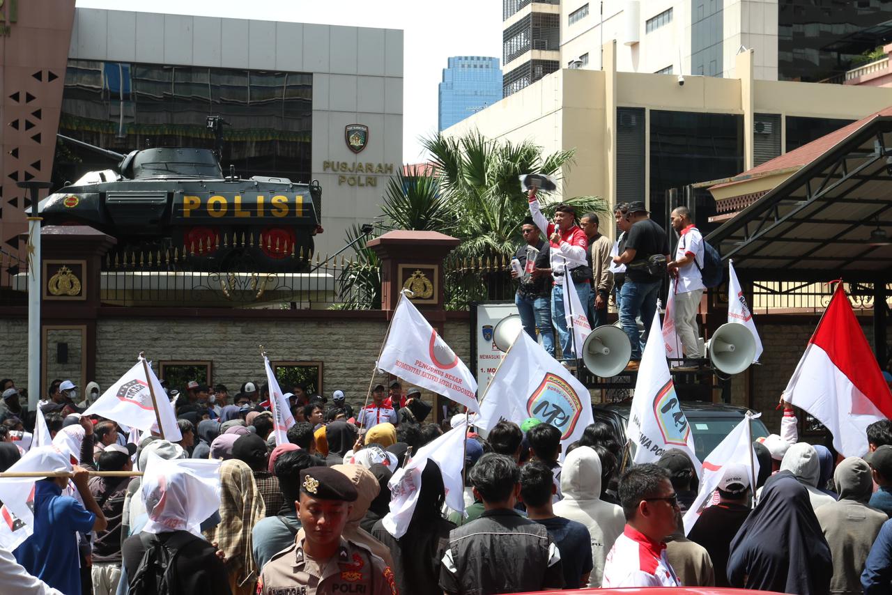 PB KAMI menggelar aksi unjuk rasa untuk mendesak Polri menindak produsen oli palsu. (SinPo.id/Dok. PB KAMI)