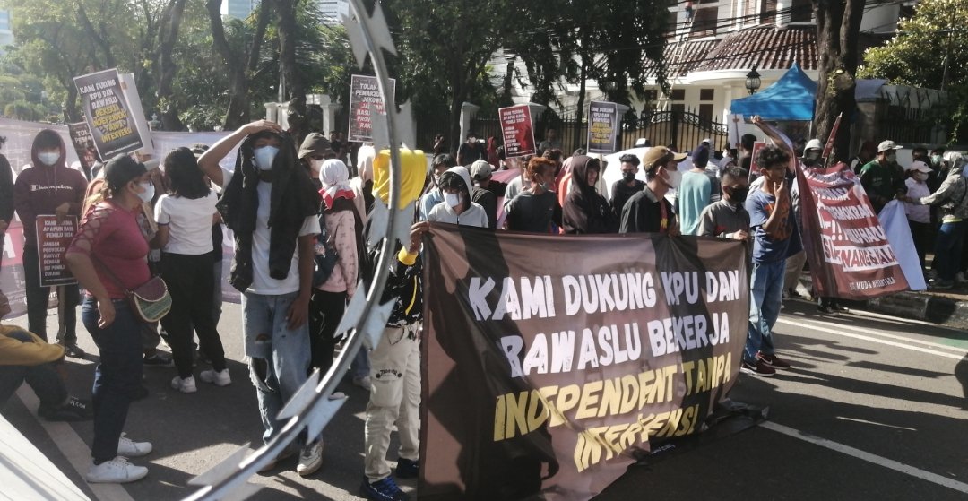 Massa aksi depan Kantor KPU RI (SinPo.id/ Tio Pirnando)