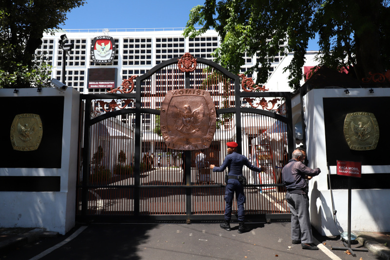 Pengamanan Gedung KPU RI diperketat oleh para anggotal TNI-Polri jelang pengumuman hasil rekapitulasi nasional pada hari ini (Ashar/SinPo.id)