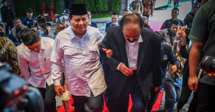 Sambil gandengan, Presiden terpilih Prabowo Subianto dan Ketua Umum Partai NasDem Surya Paloh naik tangga berlantai karpet merah, menuju ruang pertemuan di NasDem Tower, Jakarta. (SinPo.id/Antara)