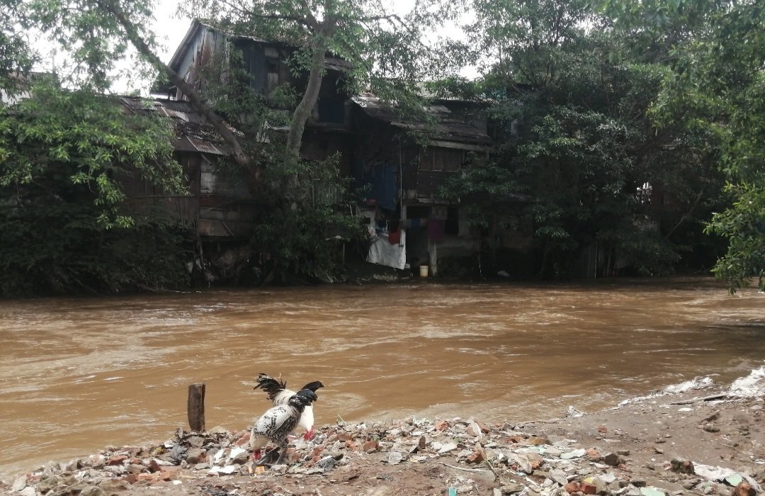 Luapan sungai Ciliwung di Kebon Pala, Kampung Melayu (SinPo.id/Tio Pirnando)