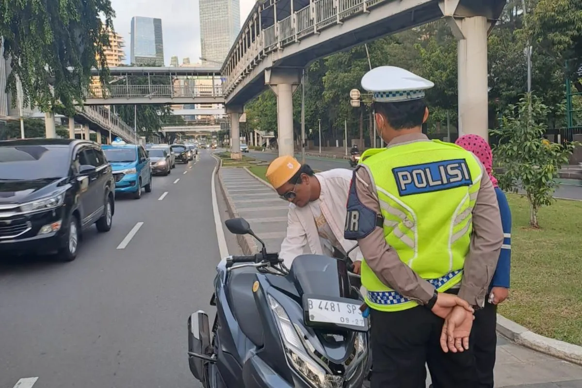 Ilustrasi. Petugas Direktorat Lalu Lintas (Ditlantas) Polda Metro Jaya menegur pelanggar lalu lintas di Jakarta. (SinPo.id/Dok. Polda Metro Jaya)
