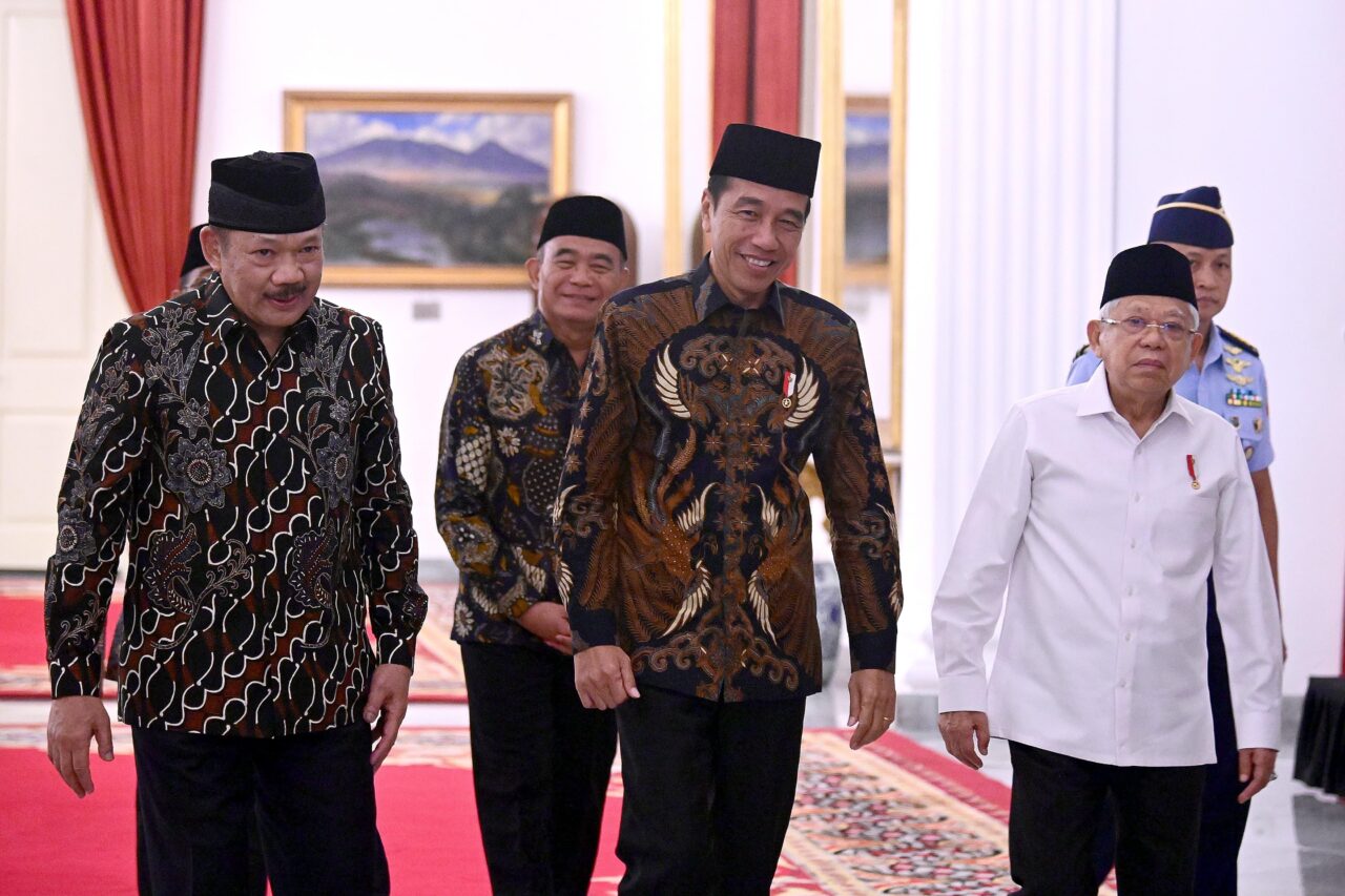 Presiden Joko Widodo menyerahkan zakat kepada Badan Amil Zakat Nasional (Baznas) di Istana Negara, Jakarta, pada Rabu, 13 Maret 2024. (SinPo.id/BPMI Setpres)