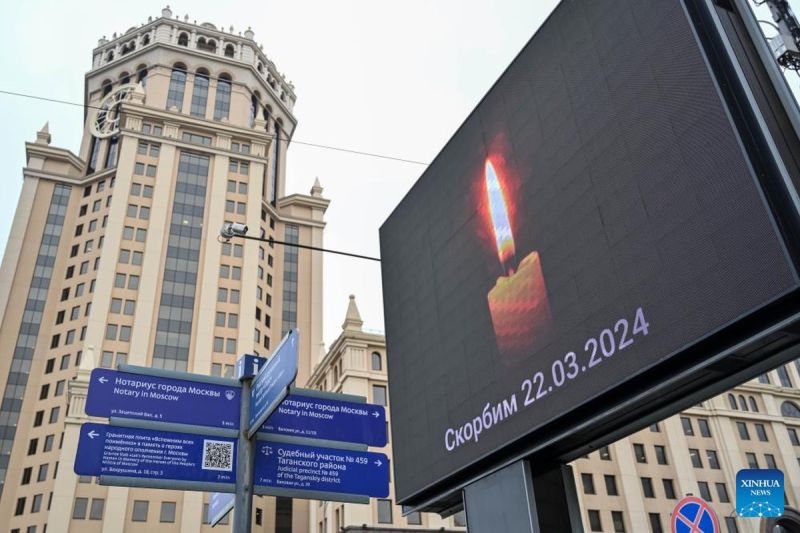 Papan reklame bergambar lilin untuk mengenang korban serangan teroris terlihat di Moskow, Rusia, 23 Maret 2024. (SinPo.id/Xinhua)