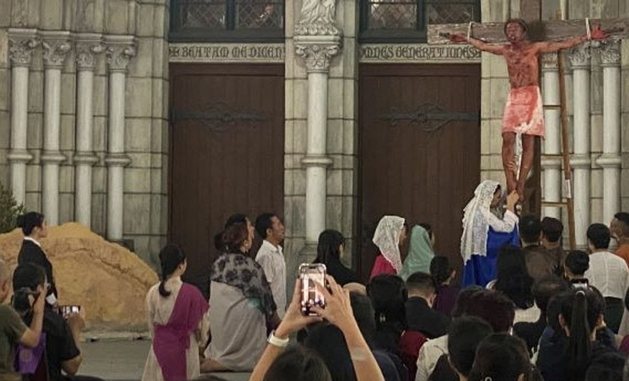 Prosesi Jalan Salib ibadat Jumat Agung di Gereja Katedral Jakarta. (SinPo.id/Antara)