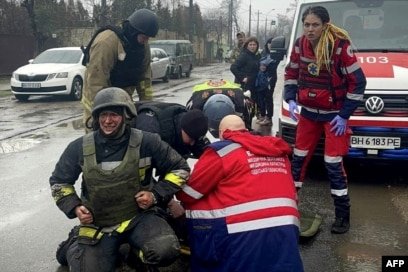 Tim penyelamat dan staf medis memberikan bantuan kepada petugas penyelamat yang terluka menyusul serangan rudal di Odesa, Ukraina, Jumat 15 Maret 2024 (SinPo.id/VOA)