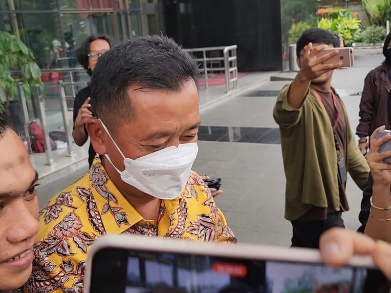 Sekda Kota Bandung Ema Sumarna keluar dari Gedung Merah Putih KPK. (foto: Panji Septo)