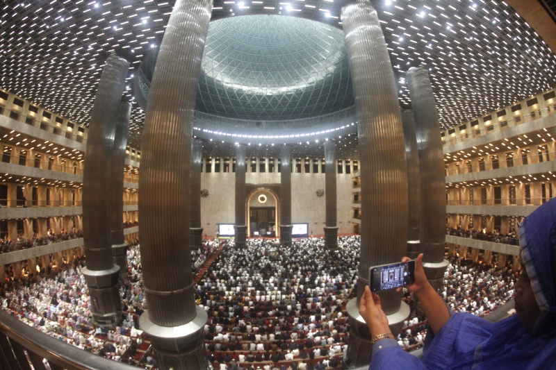 Umat Muslim melaksanakan ibadah sholat terawih perdana di Masjid Istiqlal (Ashar/SinPo.id)