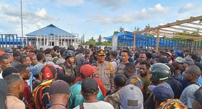 Massa pendukung caleg menyerang Kantor KPU Kabupaten Yahukimo, Papua Pegunungan. (Foto SinPo.id/Dok. Polri)