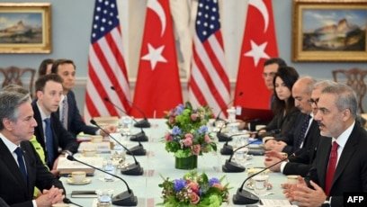 Menteri Luar Negeri AS Antony Blinken (kiri) mengikuti pertemuan dengan Menteri Luar Negeri Turki Hakan Fidan (kanan) di Ruang Thomas Jefferson Departemen Luar Negeri di Washington, DC (SinPo.id/VoA)