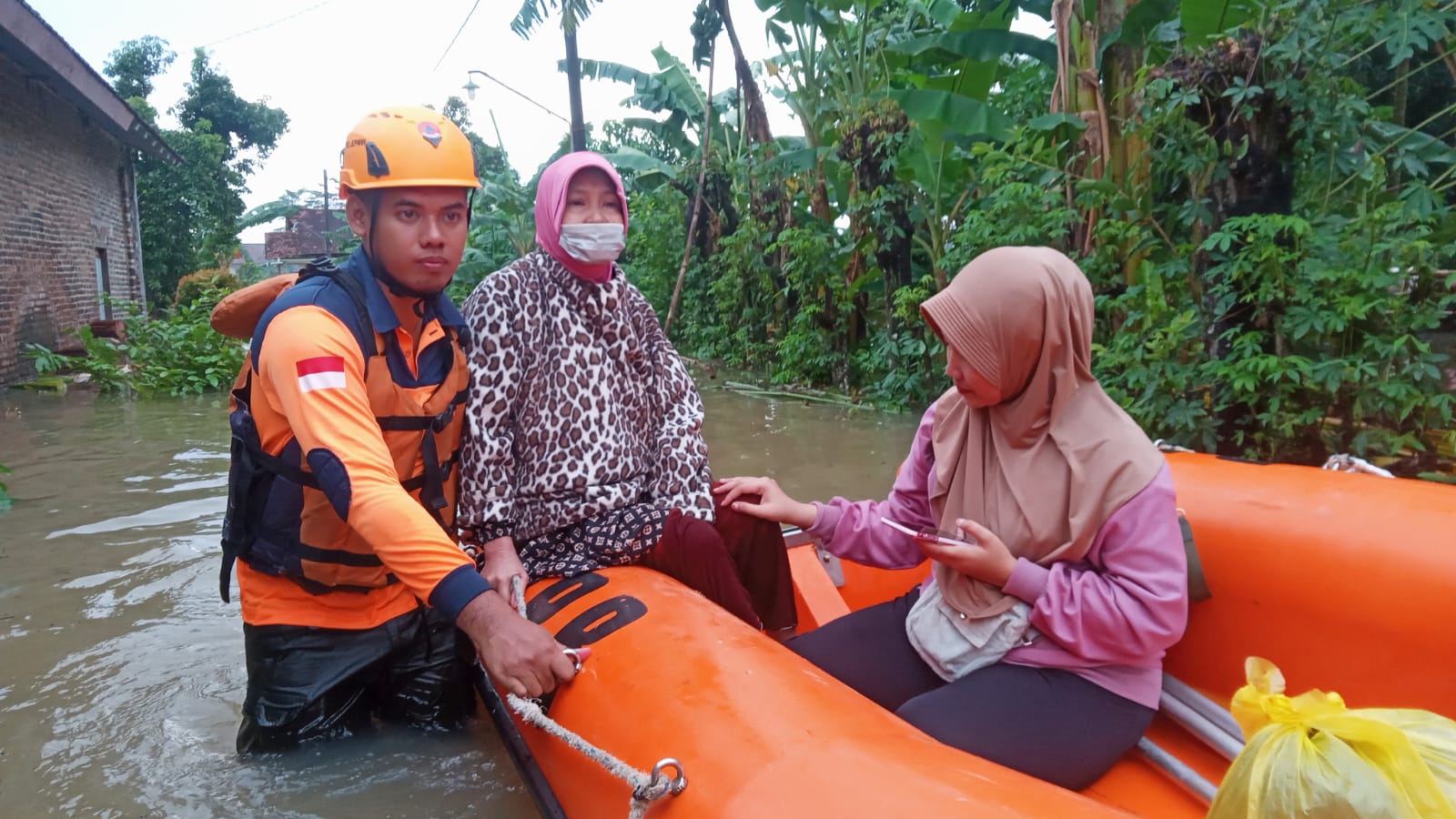 Petugas BPBD membantu warga Jepara mengungsi (Sinpo.id/BNPB)