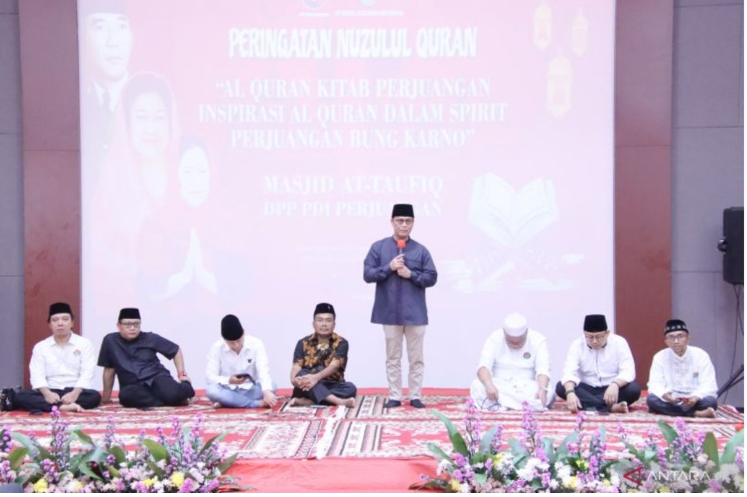Wakil Ketua MPR RI Ahmad Basarah dalam acara peringatan Nuzul Quran di Masjid At Taufiq, Lenteng Agung, Jakarta pada Jumat, 29 Maret 2024. (SinPo.id/Dok. Pribadi)