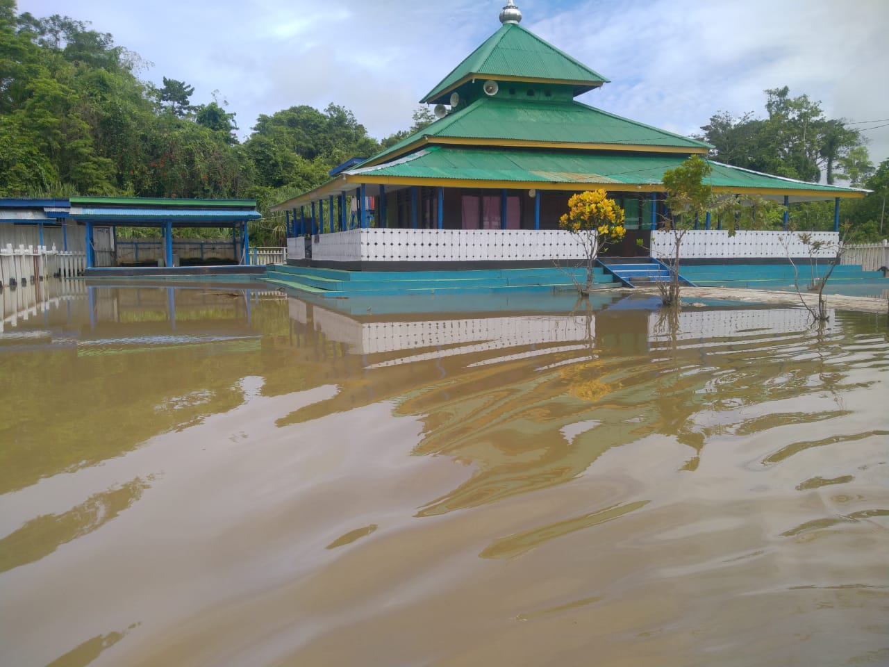 Sebuah masjid terendam banjir di Teluk Bintuni, Papua (Sinpo.id/BNPB)