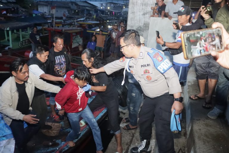 Pelaku pembacokan tukang nasi goreng saat ditangkap polisi (SinPo.id/ Humas Polda Metro Jaya)