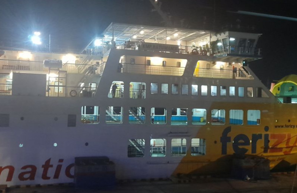 Kapal ferry di Pelabuhan Eksekutif Merak, Cilegon, Banten, mengangkut penumpang. (SinPo.id/Antara)