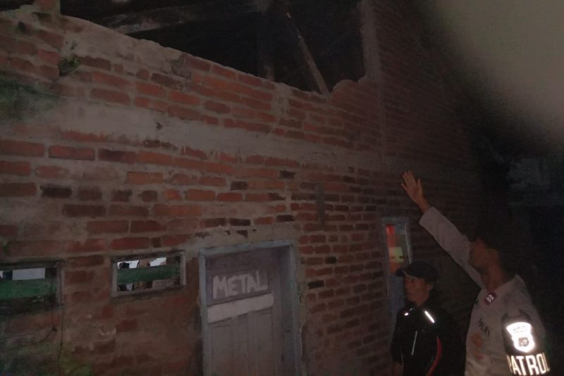 Petugas mengecek rumah warga yang terdampak kerusakan akibat gempa di Kabupaten Garut, Jawa Barat. (SinPo.id/Dok. Polres Garut)
