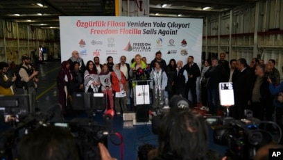 Para aktivis mengadakan konferensi pers di dalam kapal Koalisi "Freedom Flotilla" (SinPo.id/AP)
