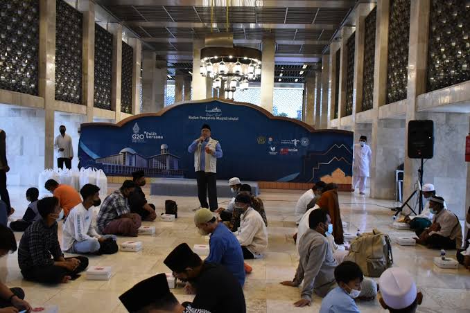 Masjid istiqlal sediakan takjil untuk jamaah (SinPo.id/Misjid Istiqlal)