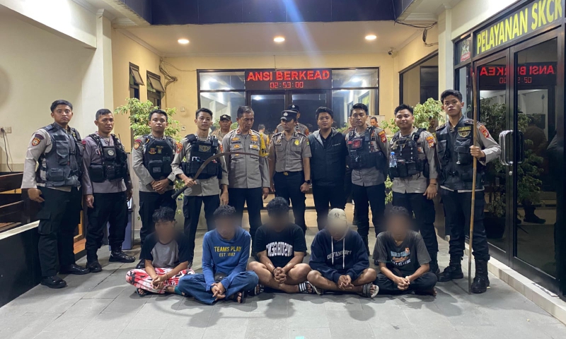 Polres Jakarta Barat mengamankan lima remaja yang hendak tawuran (SinPo.id/ Humas Polres Jakbar)