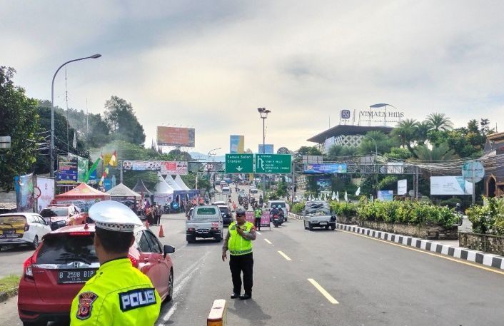Suasana arus lalu lintas di Simpang Gadog, Kabupaten Bogor, Jawa Barat pada Senin, 8 April 2024. (SinPo.id/Antara)