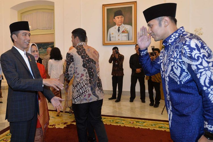 Presiden Jokowi dan Ibu Negara Iriana Joko Widodo menyapa Ketua Umum Partai Demokrat AHY di acara Silahturahmi Idul Fitri 1 Syawal 1439 H di Istana Kepresidenan Bogor pada 2018 lalu. (SinPo.id/Antara)