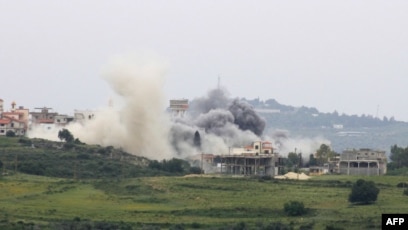 Asap membubung dari lokasi serangan udara oleh Israel di Desa Tayr Harfa, di selatan Lebanon (SinPo.id/AFP)