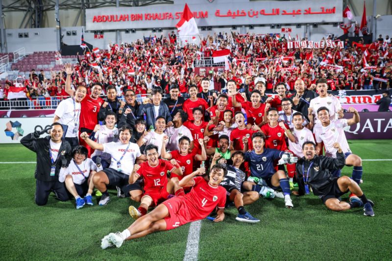 Pemain, pelatih, dan ofisial Timnas Indonesia berpose bersama usai mengalahkam Yordania dengan skor 4-1 dalam laga Grup A Piala Asia U-23 2024. (SinPo.id/PSSI)