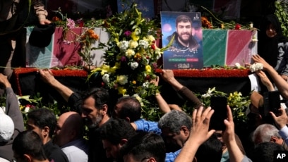 Para pelayat mengangkut peti jenazah anggota Garda Revolusi Iran (SonPo.id/Ap).id/.