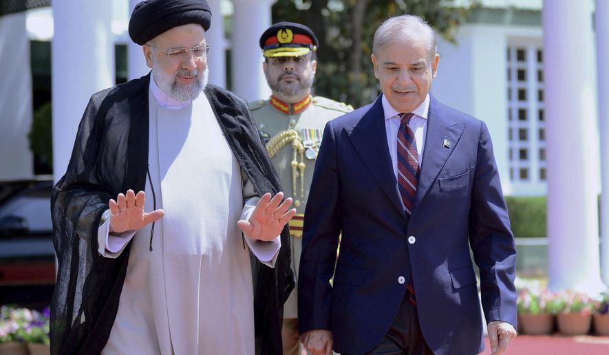 Presiden Iran Ebrahim Raisi dan Perdana Menteri Pakistan Shehbaz Sharif saat bertemu di Islamabad. (SinPo.id/AP)