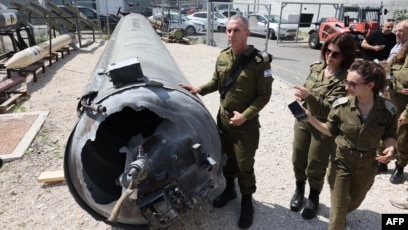 Juru bicara militer Israel Laksamana Muda Daniel Hagari menunjukkan rudal balistik Iran (SinPo.id/AFP)