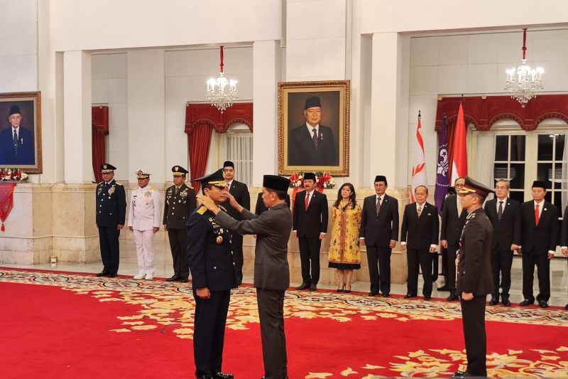 Presiden Joko Widodo melantik Marsekal Madya (Marsdya) TNI Mohamad Tonny Harjono sebagai Kepala Staf TNI Angkatan Udara (KSAU) di Istana Negara Jakarta. (SinPo.id/Antara)
