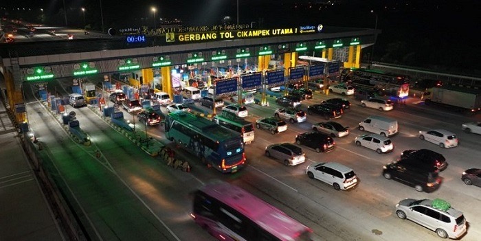 Ilustrasi kendaraan melewati gerbang Tol Cikampek Utama. (SinPo.id/Farez)