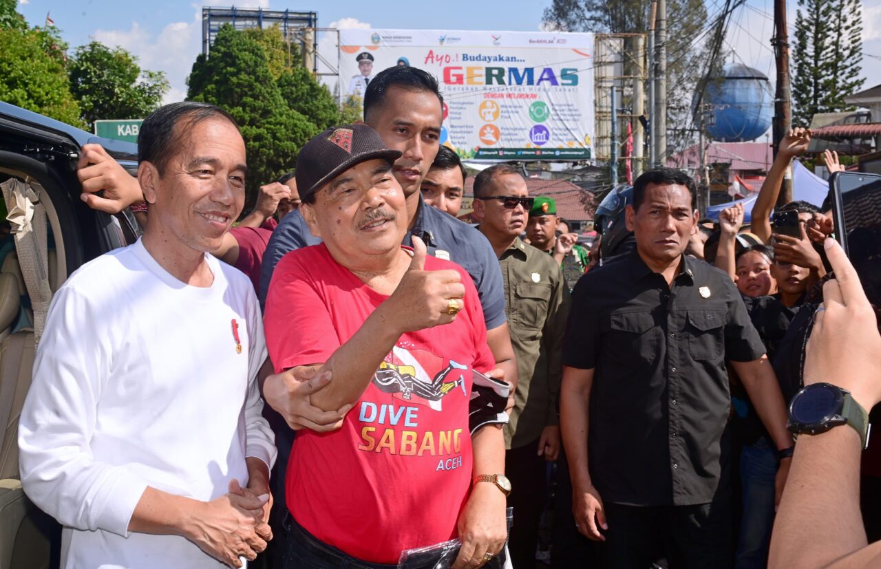 Presiden Jokowi mengunjungi Pasar Buah Berastagi di Kabupaten Karo, Provinsi Sumatra Utara, pada Sabtu, 13 April 2024. (SinPo.id/BPMI Setpres)