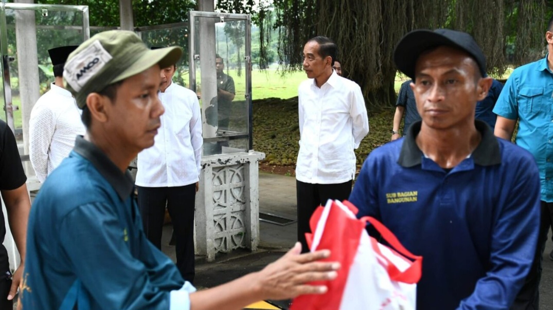 Jokowi bagikan sembako untuk warga sekitar Istana Bogor (SinPo.id/setpres)