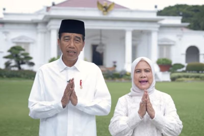 Presiden Joko Widodo dan Iriana Joko Widodo menyampaikan ucapan selamat Idul Fitri 1445 H melalui tayangan virtual di Jakarta pada Selasa, 9 April 2024. (SinPo.id/tangkapan layar)