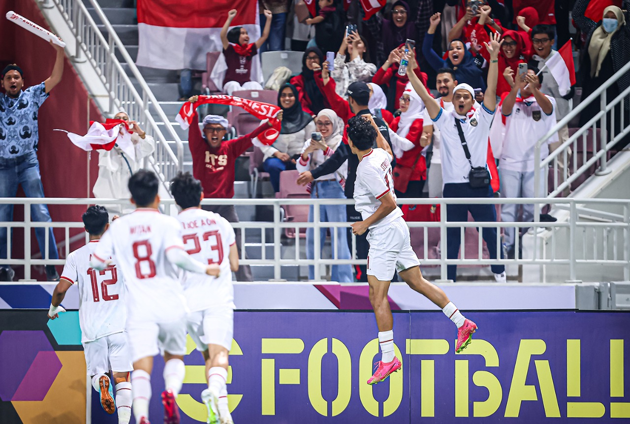 Pemain timnas Indonesia U-23, Rafael Struick, melakukan selebrasi usai berhasil mencetak gol ke gawang Korea Selatan. (SinPo.id/AFC)