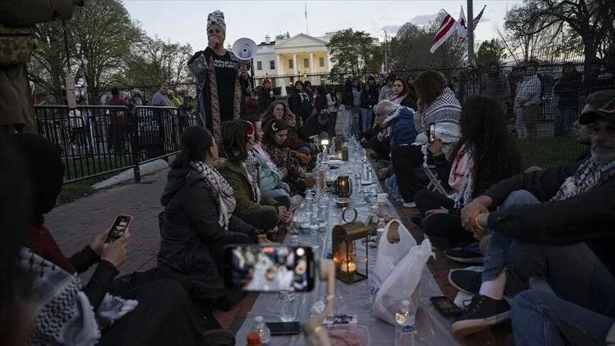 Komunitas Muslim AS buka puasa bersama di depan rumah Joe Biden (SinPo.id/ Anadolu)