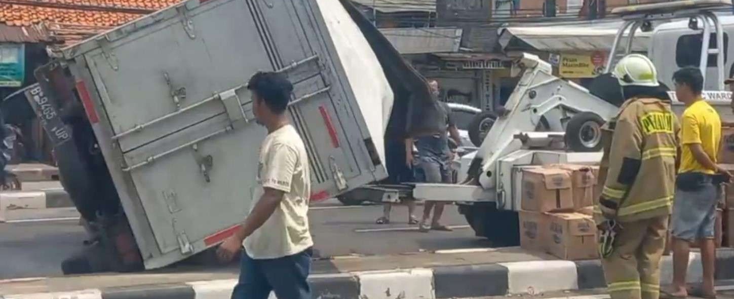 Petugas evakuasi truk pengangkut air mineral yang terguling di Flyover Pulogebang (SinPo.id/Istimewa)