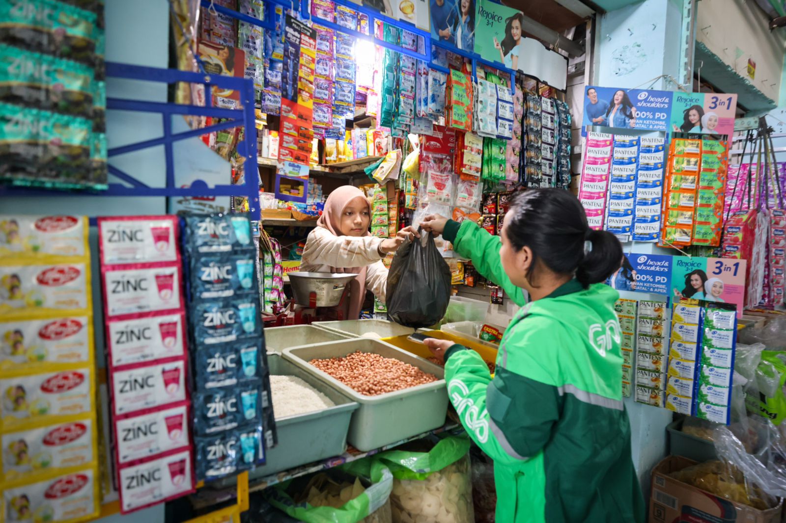 Masyarakat sedang belanja di warung kelontong. (SinPo.id/ Dok. Kemenkop)
